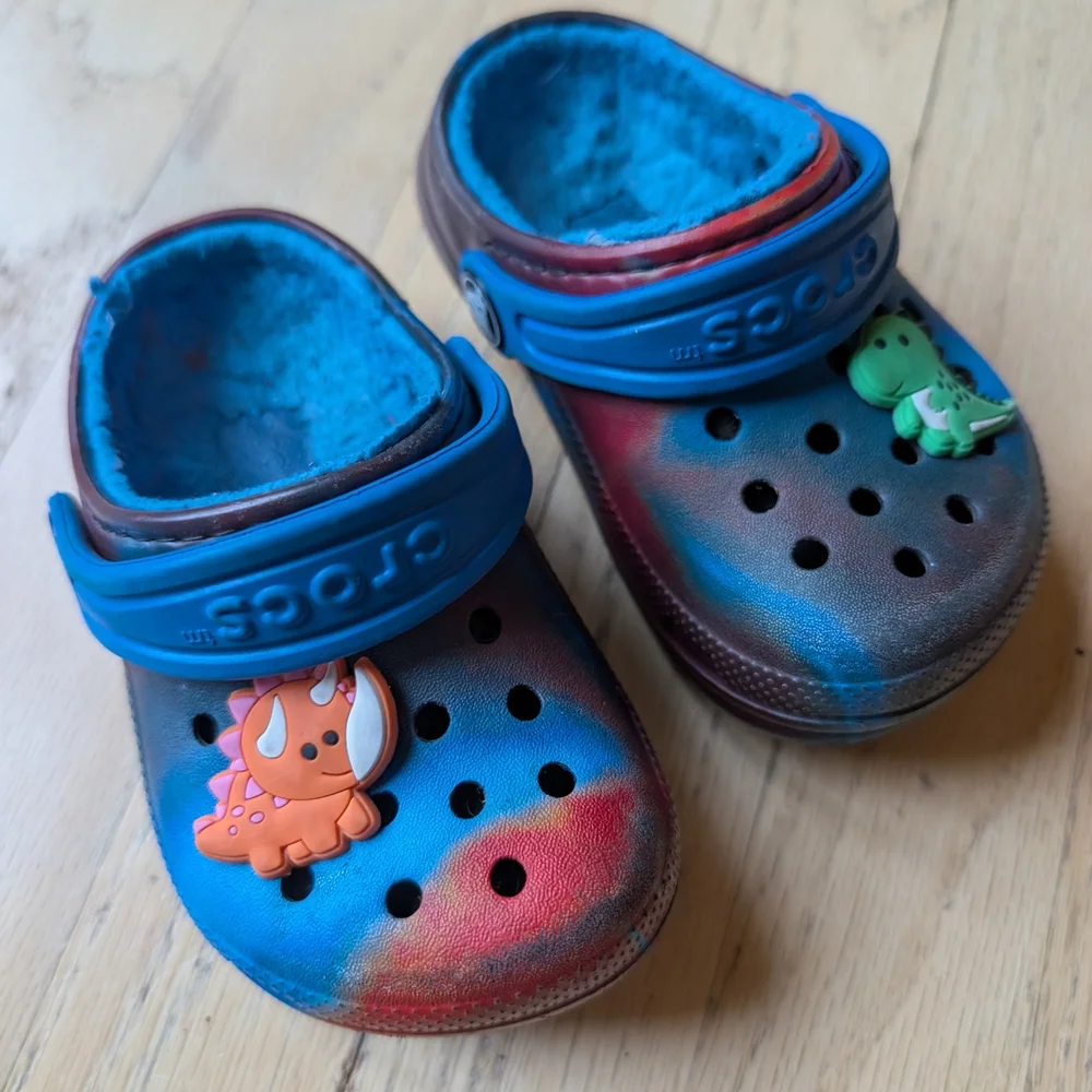 CROCS Kids Blue and Red Fleece Lined Clogs Size 6